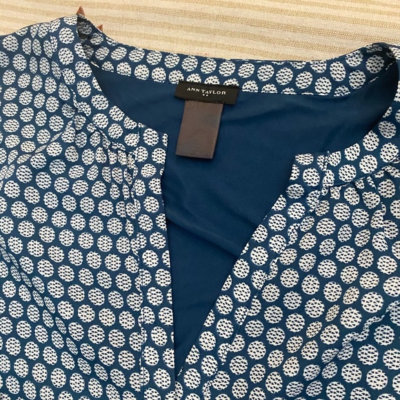 Ann Taylor blouse. - Picture 2 of 3